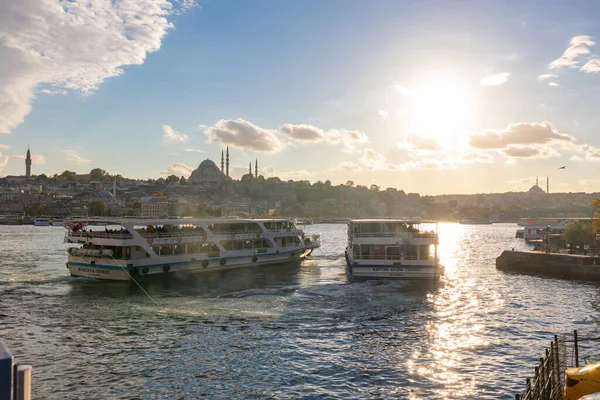 İstanbul 'a git. İstanbul gün batımında ufuk çizgisi. Feribot ve Süleyman Camii. İstanbul Türkiye - 10.4.2022