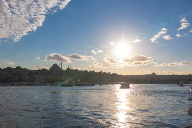 Günbatımında Süleyman Camii ve Altın Boynuz. İstanbul 'daki arka plan fotoğrafına git. İstanbul Türkiye - 10.4.2022