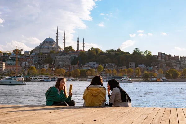 トルコの若者 イスタンブールのゴールデンホーン近くのヒジャービと非ヒジャービの友人 宗教と世俗的な若いトルコ人 イスタンブールトルコ 2022 — ストック写真