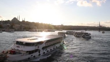 İstanbul, gün batımında Haliç veya Haliç 'te feribotlarla gökyüzüne yükseliyor. İstanbul arka plan 4k video seyahat. İstanbul Türkiye - 10.4.2022