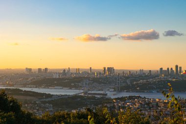 İstanbul gün batımında ufuk çizgisi. Boğaz köprüsü ve kargo gemisi. İstanbul 'daki arka plan fotoğrafına git.