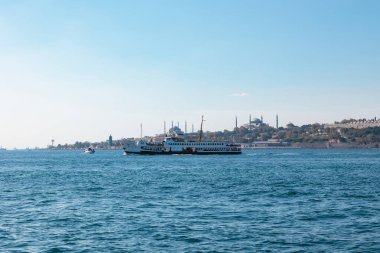 İstanbul 'da ünlü feribotlar var. İstanbul 'daki arka plan fotoğrafına git. Feribotlu toplu taşıma.