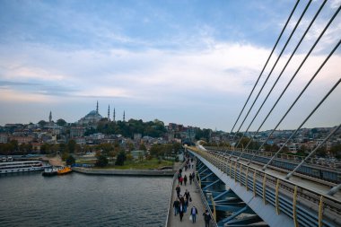 İstanbul Toplu Taşımacılık konsepti fotoğrafı. Golden Horn veya Halic Metro Köprüsü. Arka planda Süleyman Camii. İstanbul Türkiye - 10.15.2021