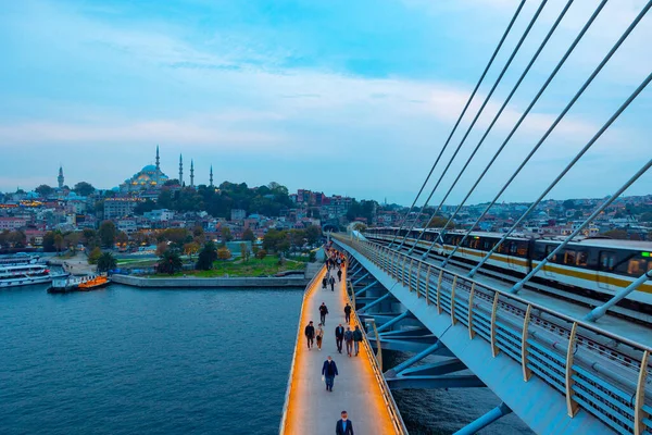 Cuerno Oro Halic Metro Bridge Gente Puente Mezquita Suleymaniye Fondo — Foto de Stock