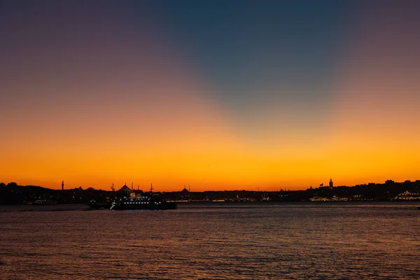 Istanbul Skyline Met Crepusculaire Stralen Bij Zonsondergang Zeldzame Zonsondergang Boven — Stockfoto