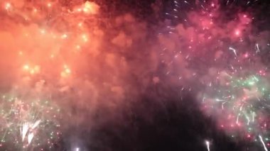 Yeni yıl ya da 4 Temmuz konsept videosunda havai fişek gösterisi. Mutlu yıllar arkaplan 4k görüntüleri.