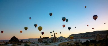 Kapadokya panoramik görüntüsü. Gökyüzünde sıcak hava balonları. Kapadokya 'ya git. Nevsehir Türkiye - 7.2.2021