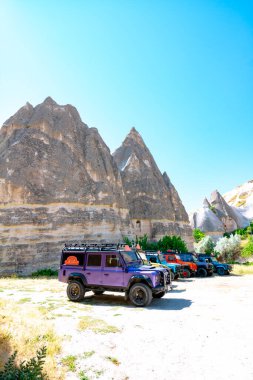 Kapadokya SUV off-road arka plan fotoğrafı. Kapadokya 'ya git. Nevsehir Türkiye - 6.29.2021