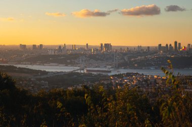Camlica Hill 'den İstanbul silueti. Günbatımında İstanbul ve Boğaz Köprüsü.
