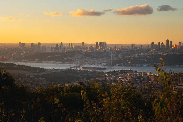 Camlica Hill Den Stanbul Silueti Günbatımında Stanbul Boğaz Köprüsü — Stok fotoğraf