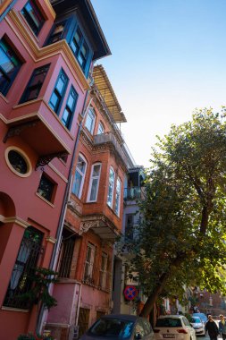 Uskudar 'ın Kuzguncuk ilçesinde geleneksel evler. İstanbul 'da turistik yerler. İstanbul Türkiye - 11.10.2022