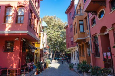 Uskudar 'ın Kuzguncuk ilçesinden bir sokak manzarası. İstanbul 'daki arka plan fotoğrafına git. İstanbul Türkiye - 11.10.2022