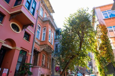 Kuzguncuk Uskudar 'daki geleneksel Türk evleri. İstanbul 'daki arka plan fotoğrafına git. İstanbul Türkiye - 11.10.2022