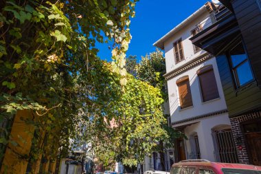 Kuzguncuk sokakları. İstanbul 'daki arka plan fotoğrafına git. Uskudar 'ın Kuzguncuk ilçesindeki geleneksel Türk evleri. İstanbul Türkiye - 11.10.2022