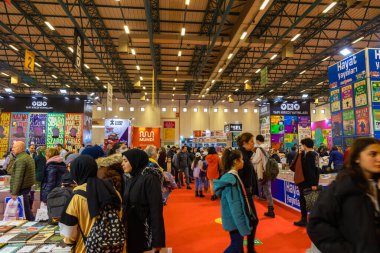 Kitap fuarındaki insanlar. TÜYAP İstanbul Kitap Fuarı. İstanbul Türkiye - 12.3.2022