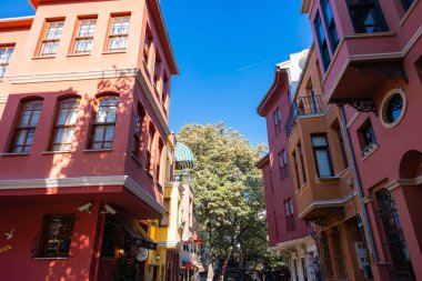 İstanbul 'da turistik yerler. Kuzguncuk bölgesi ve eski evler. İstanbul Türkiye - 11.10.2022