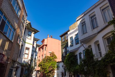 Uskudar 'ın Kuzguncuk ilçesindeki evler. İstanbul 'da seyahat yerleri. İstanbul Türkiye - 11.10.2022