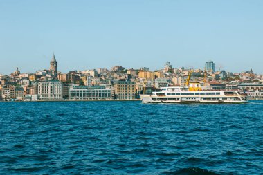 Galata Kulesi ve Ferry. Boğaz turu arka plan fotoğrafı. İstanbul konsept fotoğrafına git. İstanbul Türkiye - 10.27.2022