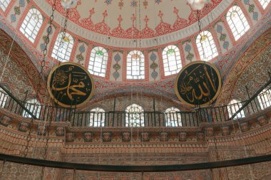 İslami arkaplan. Eminonu Yeni Cami 'nin ya da Yeni Cami' nin içi. Ramazan ya da kandil ya da el Kadir 'in arka plan fotoğrafı. İstanbul Türkiye - 10.27.2022