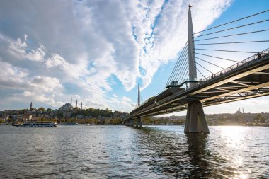 İstanbul. Gökyüzü bulutlu Halic Metro Köprüsü ve Süleyman Camii. İstanbul Türkiye - 10.4.2022