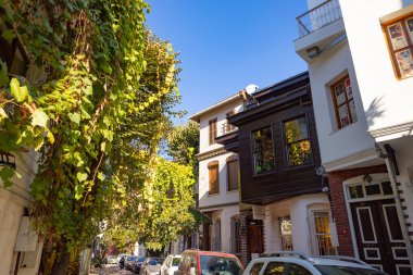 Kuzguncuk ilçesinde geleneksel evler. İstanbul 'da turistik yerler. İstanbul Türkiye - 11.10.2022