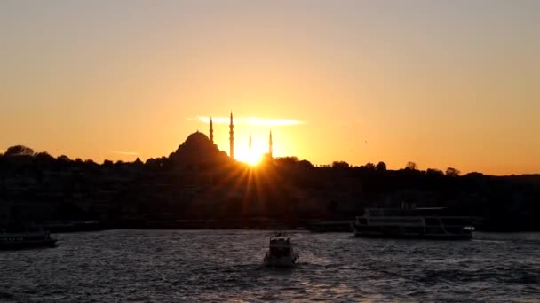 이스탄불의 실루엣은 비디오를 찍었습니다 페리에서 술레이마니야 모스크 이스탄불 — 비디오