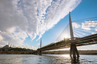 İstanbul manzaralı. Gökyüzü bulutlu Süleyman Camii ve Halic Metro Köprüsü. İstanbul 'daki arka plan fotoğrafına git.