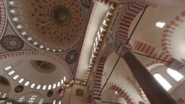 Süleyman Camii 'nin içi. İstanbul 'daki şilte camileri. Kameranın hareket kabiliyeti. İslami konsept 4k video. İstanbul Türkiye - 27.10.2022