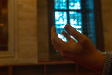 Camide namaz kılan Müslüman bir adam. Dua ya da İslami arkaplan fotoğrafı. İstanbul 'daki Süleyman Camii.