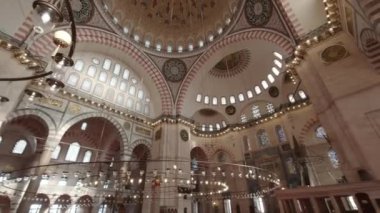 Süleyman Camii 'nin iç manzarası. Osmanlı mimarlık videosu. İslami arka plan 4K görüntüleri. İstanbul Türkiye - 27.10.2022