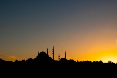 Cami manzarası. Gün batımında Süleyman Camii 'nin silueti. İslam veya ramazan arkaplan fotoğrafı.