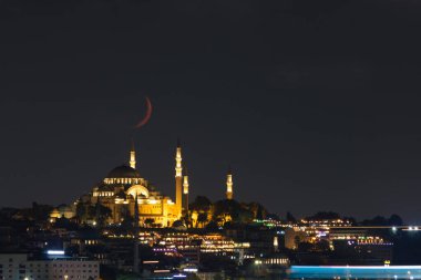 İslami konsept. Hilal ve Süleyman Camii. Ramazan veya kandil veya laylat al-Qadr veya İslami arkaplan fotoğrafı.
