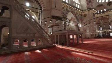 İstanbul 'daki Süleyman Camii. Meşhur bir cami. İslami mimari konsepti 4k video. Döndürme hareketi. İstanbul Türkiye - 27.10.2022