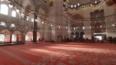 Süleymaniye Camii 'nin iç manzarası hareketli. Osmanlı mimarisi. İslami arka plan 4k video. İstanbul Türkiye - 27.10.2022