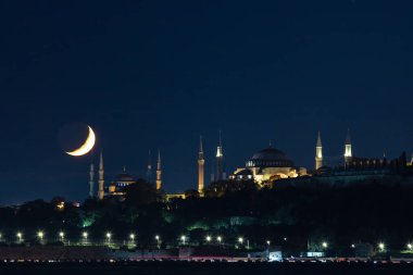 İslami fotoğraf. Sultanahmet veya Mavi Cami ve Hilal aylı Ayasofya. Ramazan ya da kandil ya da laylat al-Qadr ya da metin için fotokopi alanı olan İslami konsept fotoğrafı.