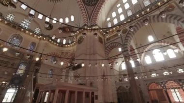 İstanbul 'daki Süleyman Camii. Döndürme hareketi. İslami mimari arka plan 4k video. İstanbul Türkiye - 27.10.2022