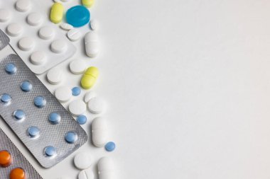 Kapsüller, tabletler ya da haplar beyaz arka planda izole edilmiş. Sağlık, ilaç ya da farmakoloji konsepti fotoğrafı.