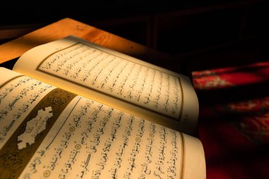 İslami fotoğraf. Camideki Kuran-ı Kerim. Ramazan veya kandil veya laylat al-Qadr veya kadir gecesi arkaplan fotoğrafı. İstanbul Türkiye - 12.31.2022