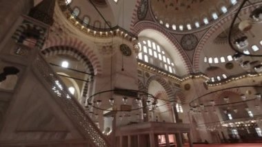 İstanbul 'daki Süleyman Camii. Osmanlı Camii Mimari 4K videosu. İslami ya da Ramazan arkaplan 4K görüntüleri. İstanbul Türkiye - 27.10.2022