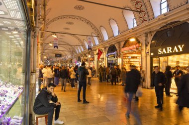 Grand Bazaar 'ın ana caddesindeki kuyumcular ve insanlar. Türk ekonomisi konsepti fotoğrafı. İstanbul Türkiye - 12.23.2022