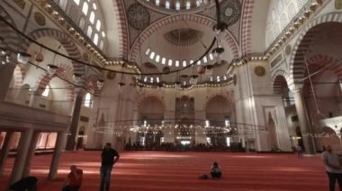 İstanbul 'daki Süleyman Camii. Osmanlı mimarlık videosu. Camide yürüyordum. İslami arka plan 4K görüntüleri. İstanbul Türkiye - 27.10.2022