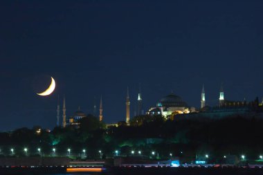 İstanbul 'da Sultanahmet ve Ayasofya camileri ile hilal ayı. İslami ya da ramazan fotoğrafı. Gürültü dahil. Seçici odak.