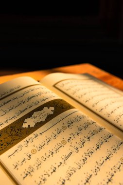 Kur 'an-ı Kerim' in dikey görüntüsü ve metin için kopyalama alanı. Ramazan ya da İslami arkaplan fotoğrafı. İstanbul Türkiye - 12.31.2022