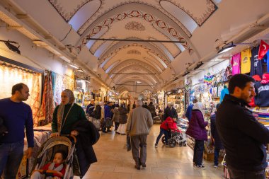 Grand Bazaar veya Kapalicarsi 'deki turistler. Grand Bazaar 'ın iç manzarası. İstanbul Türkiye - 12.23.2022