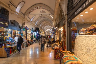 Kapalicarsi ya da Kapalicarsi 'deki dükkanlar ve insanlar. Türk ekonomisi ya da Türkiye 'ye Seyahat arkaplan fotoğrafı. İstanbul Türkiye - 12.23.2022