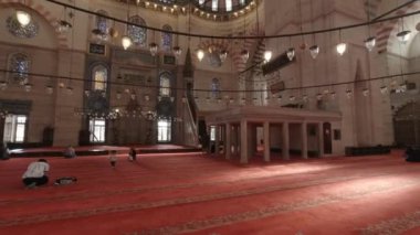 Süleyman Camii içeriden. İstanbul 'daki Osmanlı camileri. Ramazan ya da İslami arkaplan 4k video. İstanbul Türkiye - 27.10.2022