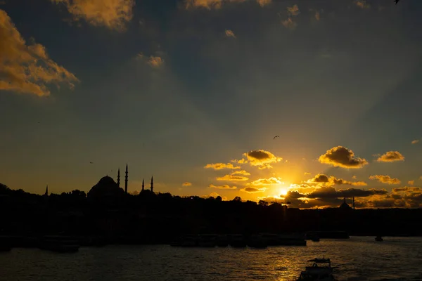 Silhouette Skyline Istanbul Sunset Sunlight Rays Clouds Ramadan Islamic Background — Stock Photo, Image