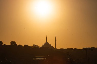 Gün batımında Fatih Camii. İstanbul 'un silueti. Ramazan veya İslami arkaplan fotoğrafı.