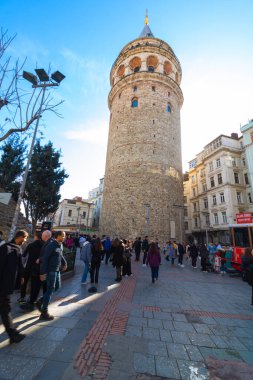 Galata Kulesi ve turistler. İstanbul 'daki arka plan fotoğrafına git. İstanbul Türkiye - 1.18.2023