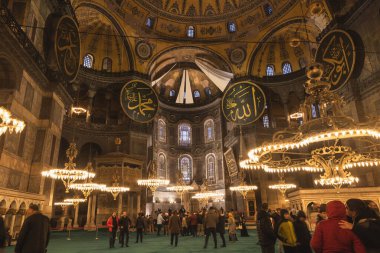 İnsanlar ve Ayasofya. İstanbul 'daki arka plan fotoğrafına git. İstanbul Türkiye - 1.20.2023